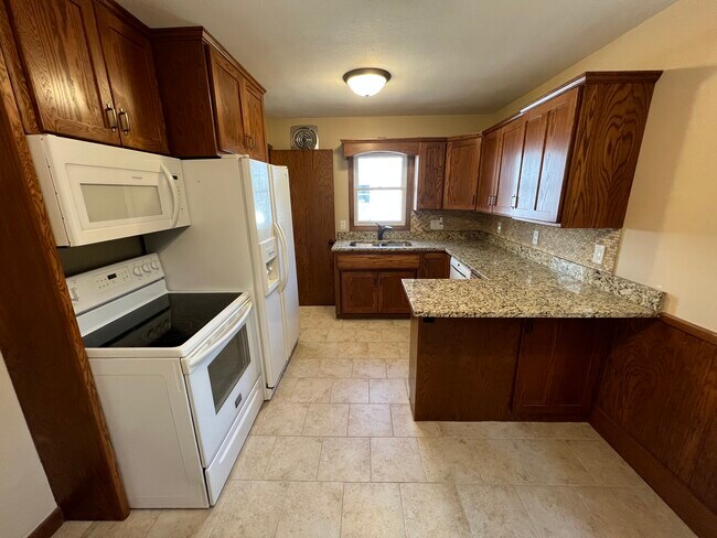 Building Photo - 114 10 1/4 St SE