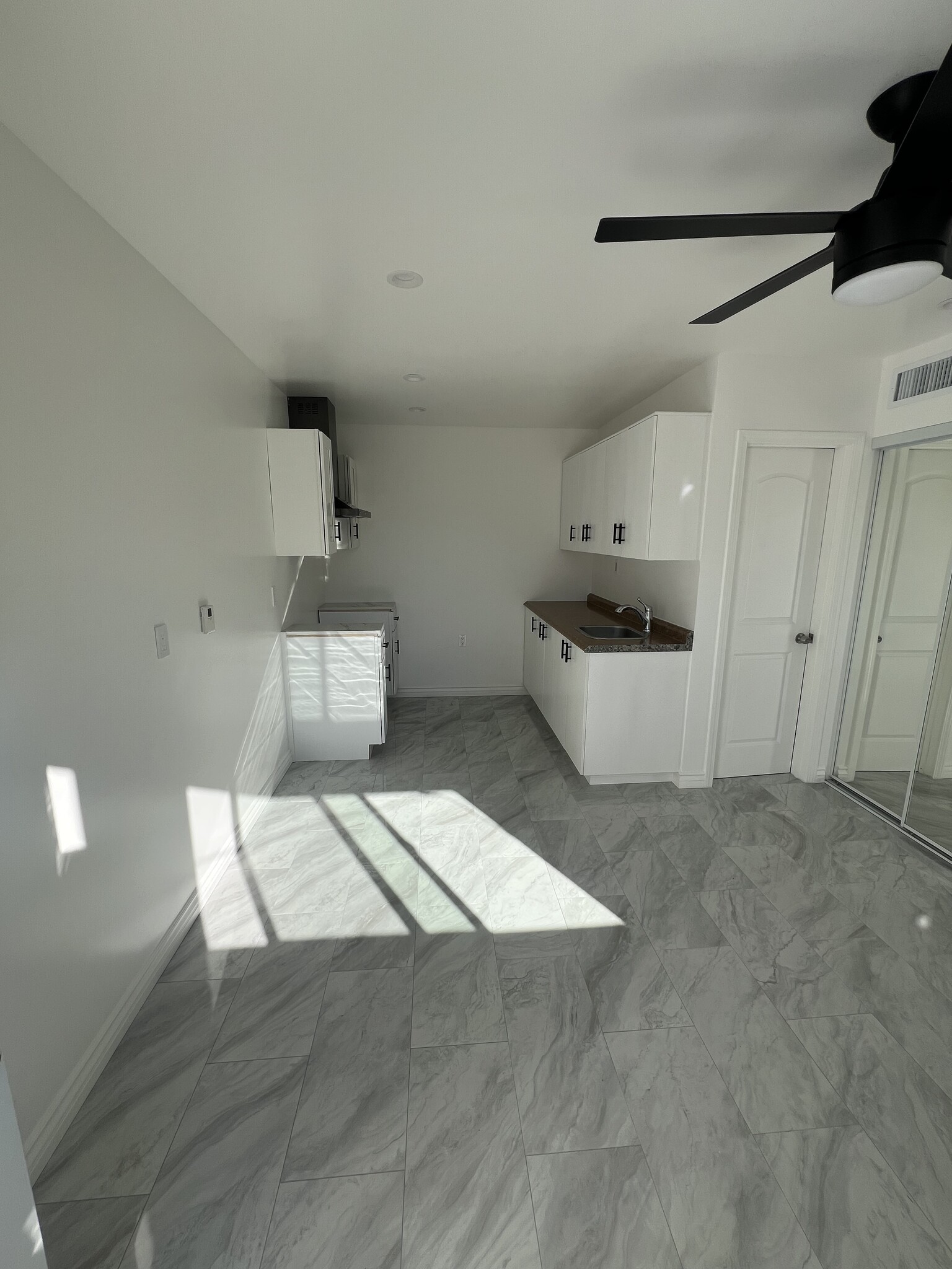 Building Photo - 5149 Arlington Ave