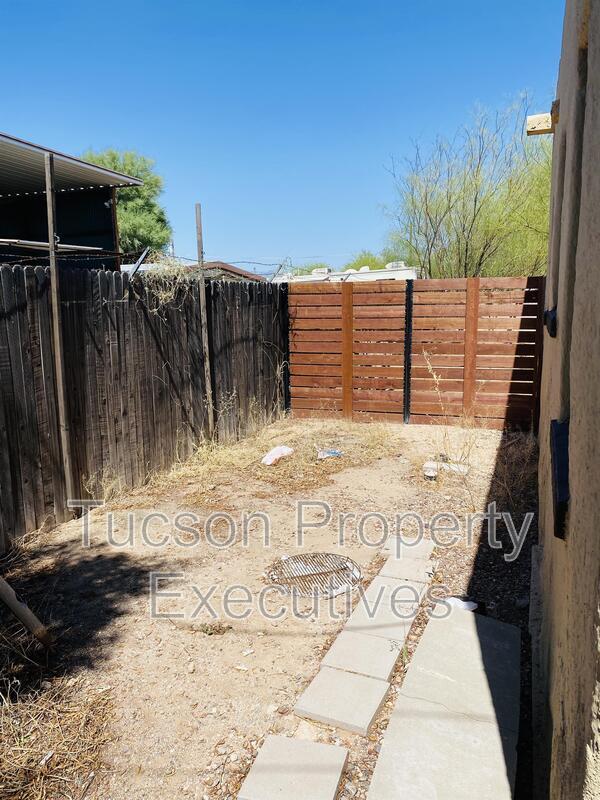 Building Photo - 2632 N Stone Ave