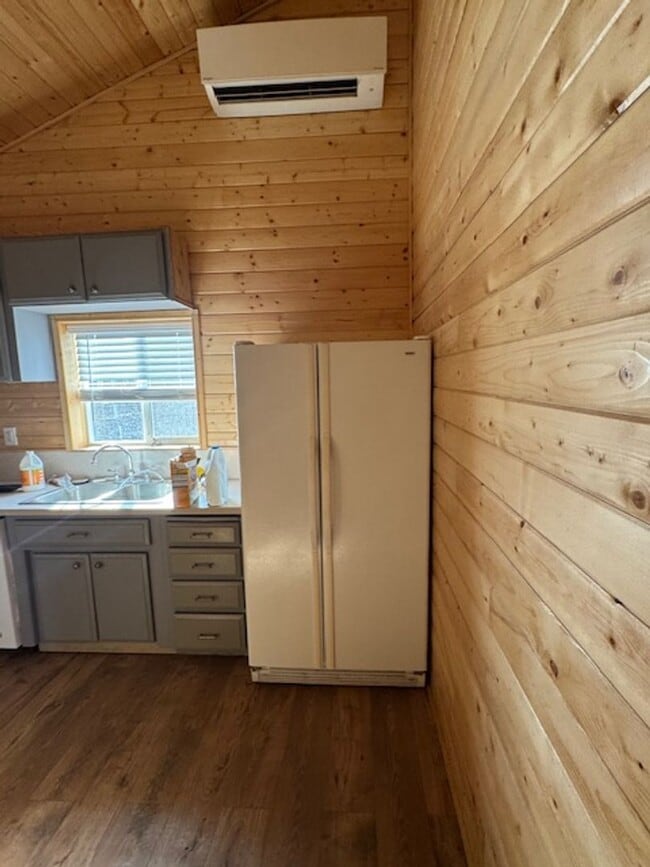 Building Photo - 4 BEDROOM HOME INCLUDES SEPARATE GUEST QUARTERS -FURNISHED OR UNFURNISHED- TONS OF PARKING