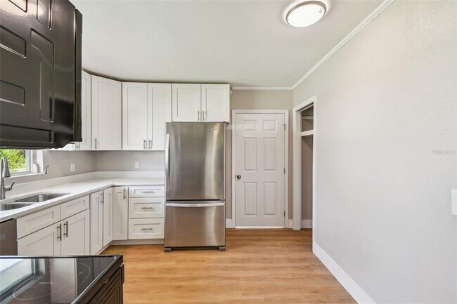 Building Photo - 951 Lantana Ave