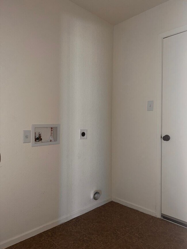 Building Photo - Desert Sands