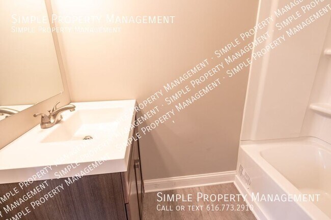 Building Photo - 610 Michigan St NE