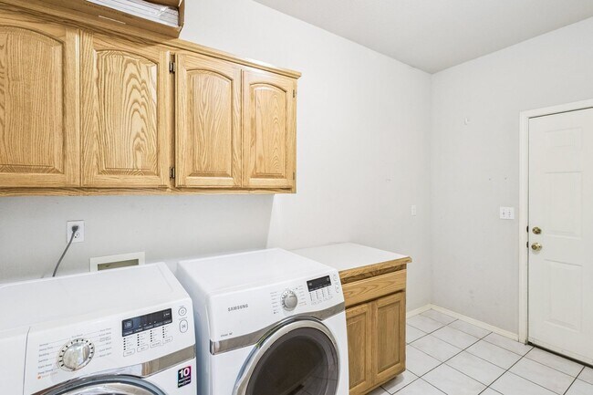 Building Photo - Spacious 4 Bedroom + Bonus Room & Office