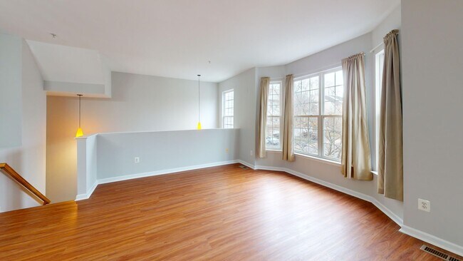 Building Photo - Updated Three Bedroom Home W/Full Sized Kitchen, Parking, Back Deck, & 2,640 Square Feet!