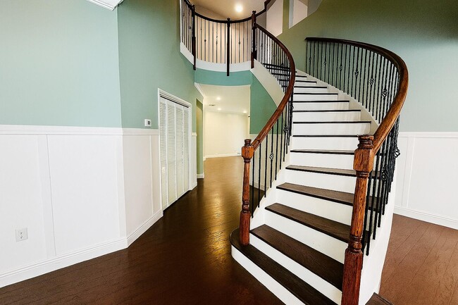 Building Photo - 2768 Shaughnessy Dr