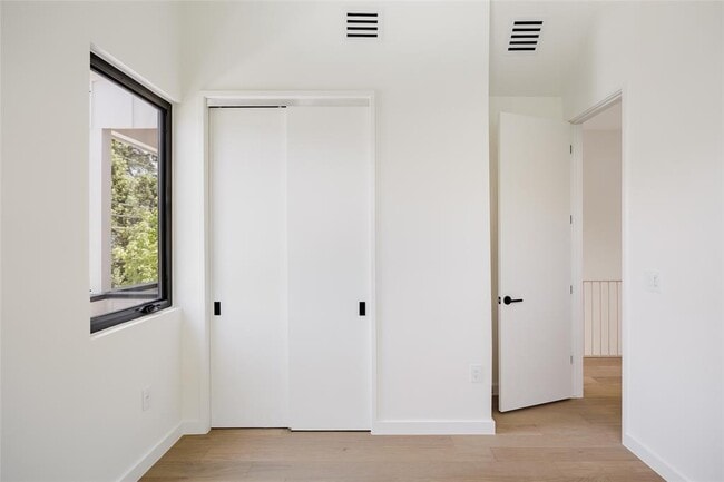 Building Photo - 2206 Holly St