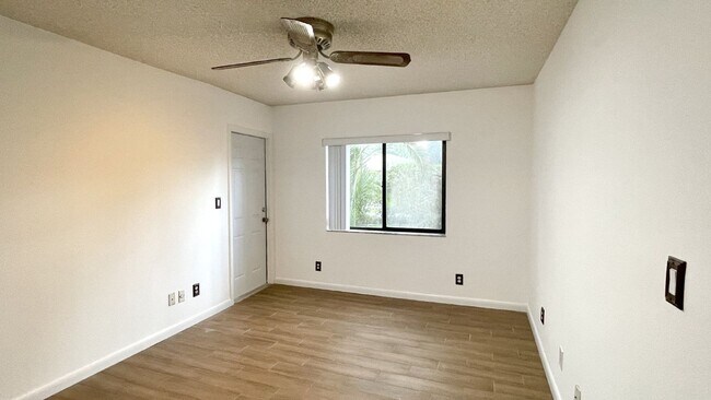 Building Photo - Charming 2-Bed with Scenic Views in Boynton Beach