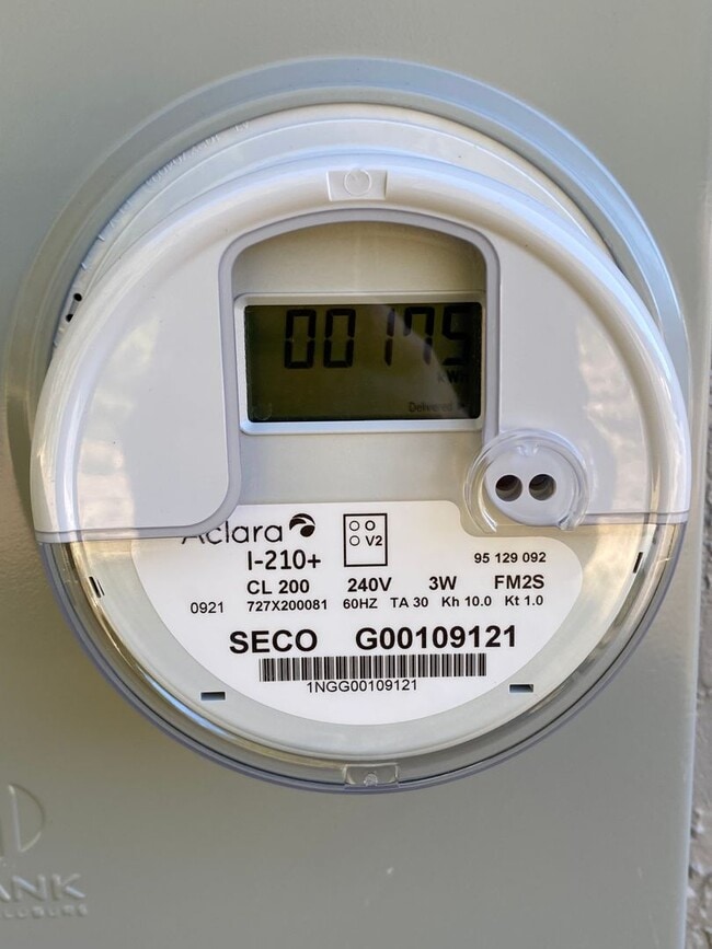 Building Photo - Custom Home - Desirable SW Ocala Neighborhood 3/2/2 **Won't Last**