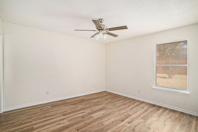 Building Photo - This charming 3-bedroom, 2-bathroom single...