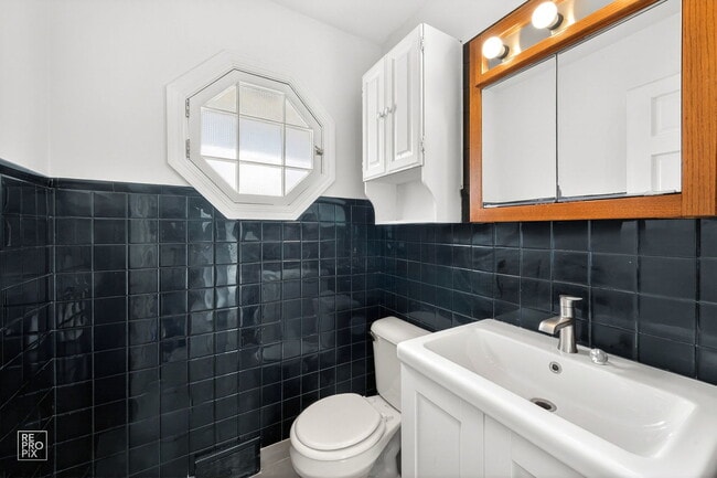 Building Photo - 304 E Golf Rd