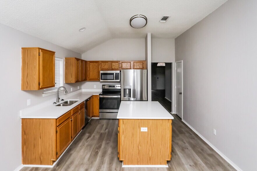 Building Photo - 2508 Helen Ln