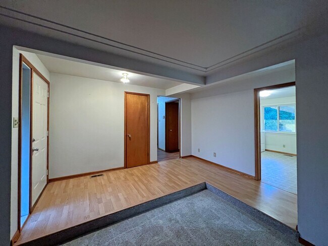 Building Photo - Rental ranch rambler - 3 bed, 2.5 bath, 2 ...