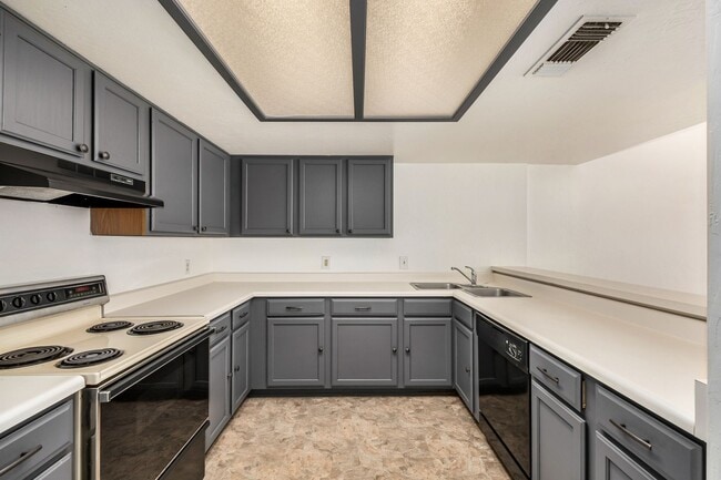 Building Photo - 3 bed 2 bath condo, Alma School and Elliot