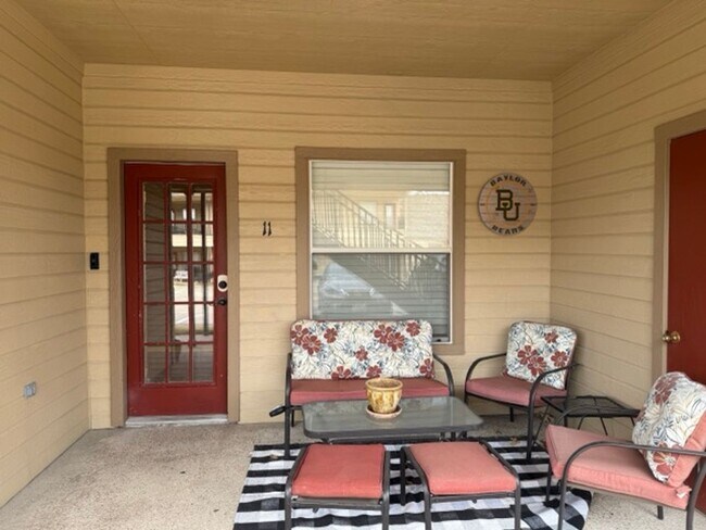 Building Photo - Living Just Blocks from Baylor University