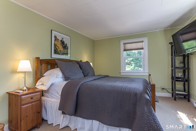 Building Photo - 116 Overshore Dr E