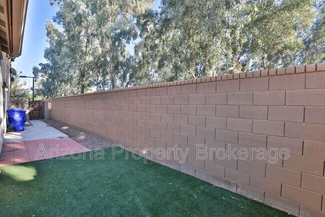 Building Photo - 3879 E Santa Fe Ln