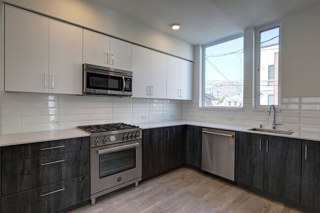 Building Photo - Stylish Capitol Hill Townhouse Living | 2 Bed + Den + Rooftop