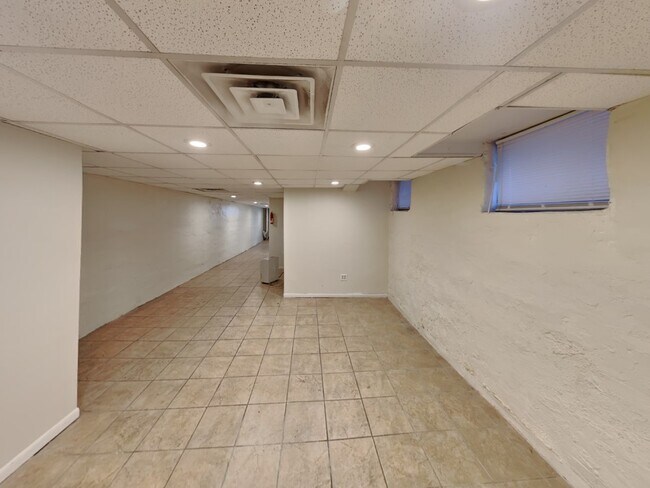 Building Photo - 1712 Summit St