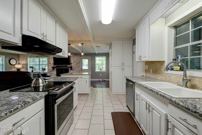 Building Photo - 108 Frances Ave