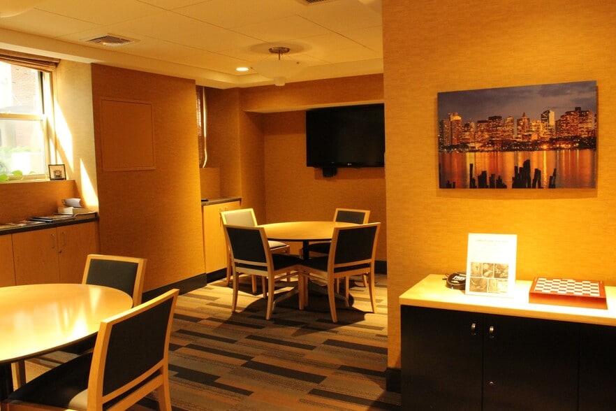 Building Photo - 11 Camelot Ct