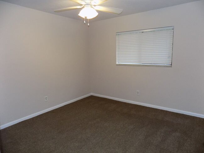 Building Photo - **Available in April** 2 Br/2 ba Condo clo...