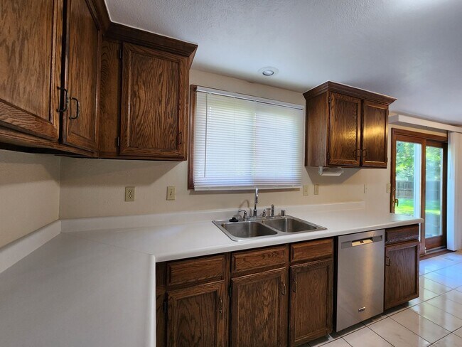 Building Photo - Beautiful 4 Bedroom Home on Cul Du Sac Wit...