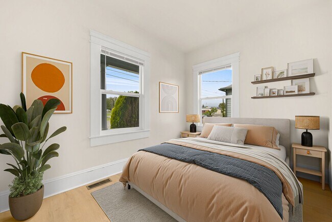 Building Photo - Newly Remodeled Home Available Now!