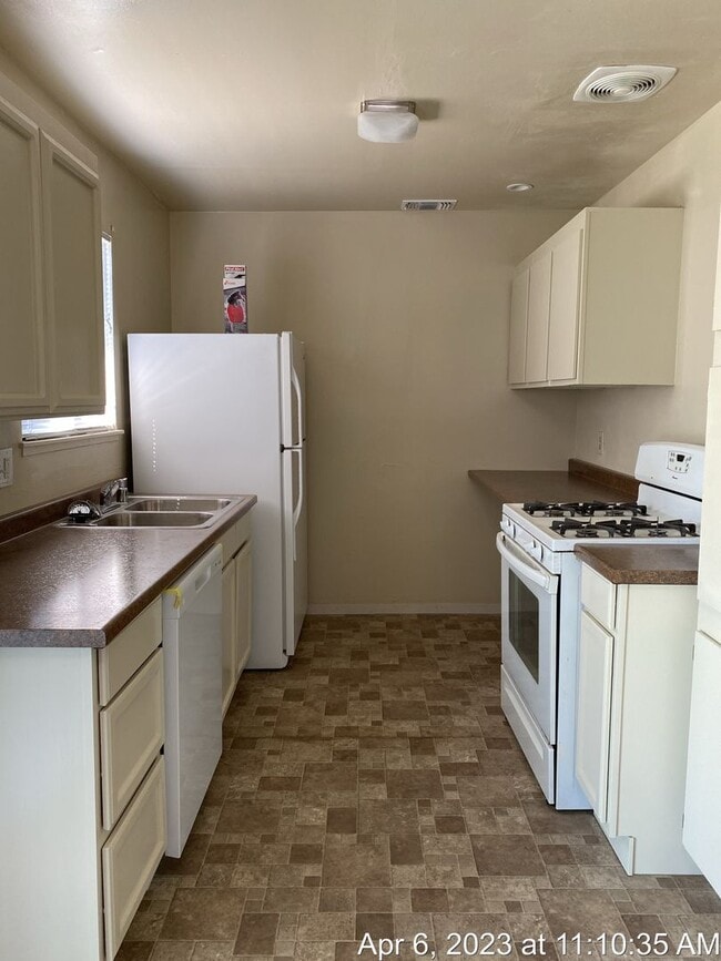 Building Photo - Cozy Home on a Huge Lot