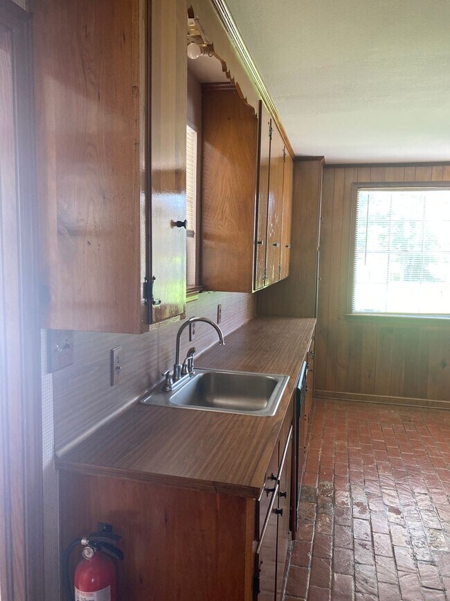 Building Photo - 866 W Lakeview Dr