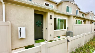 Building Photo - Beautiful, Newer Construction Home in Desi...