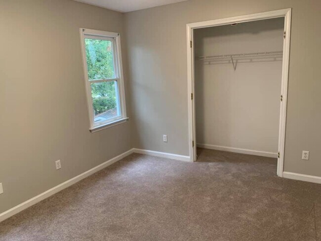 Building Photo - 104 Autumn Pine Ct