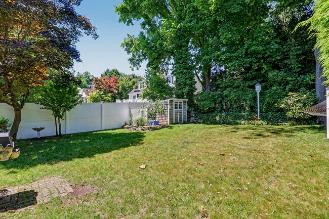 Building Photo - 8 Sherwood Dr