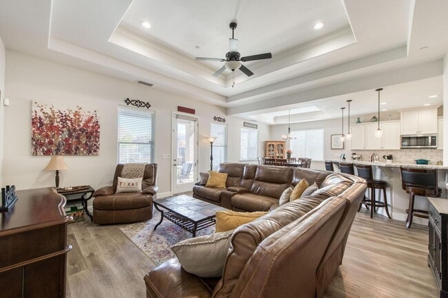 Building Photo - Gorgeous 4/2 Crown Home In Riverstone Community