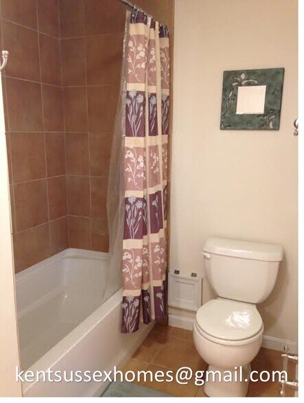 Full bath, large tub, tile surround - 206 Harrington Avenue