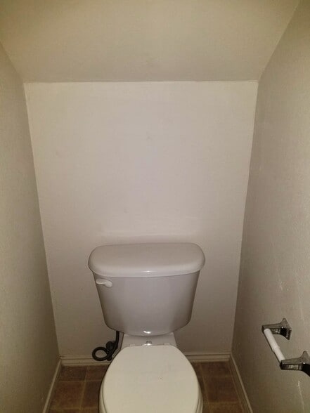 Building Photo - 313 Creek St