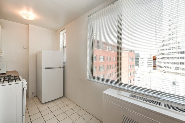 Building Photo - Charming & Bright Junior One Bedroom at River Place North