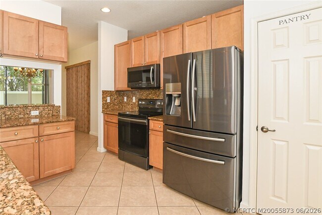 Building Photo - 2206 SW Cape Cod Dr