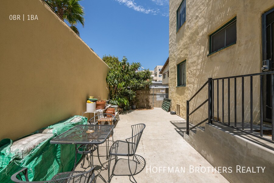 Building Photo - 1623 N Mariposa Ave