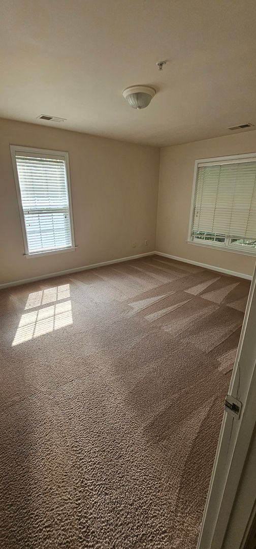 Building Photo - ****** HALF OFF FIRST FULL MONTH OF RENT!! ******