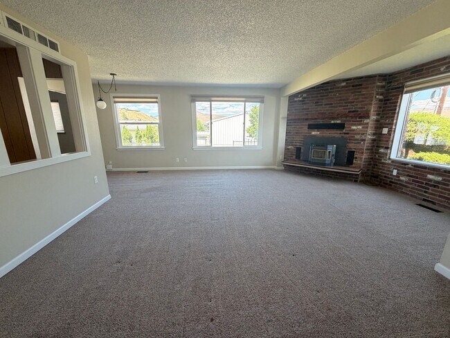 Building Photo - 3-bedroom 2-bathroom Single Family Home