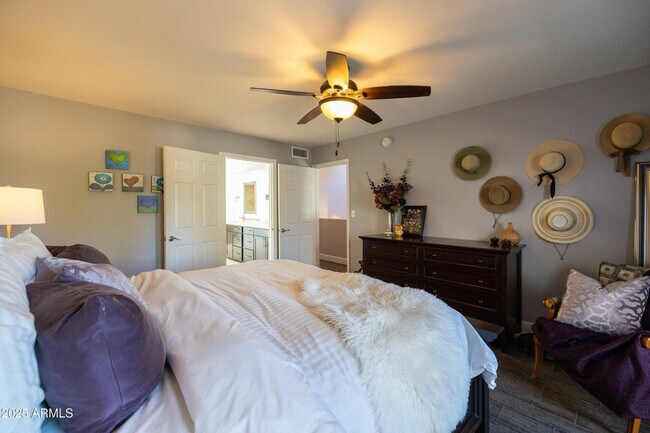 Building Photo - 5442 S Hurricane Ct