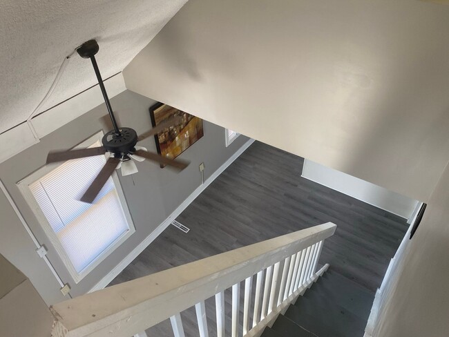 Building Photo - Very attractive 2BR 1/2 duplex