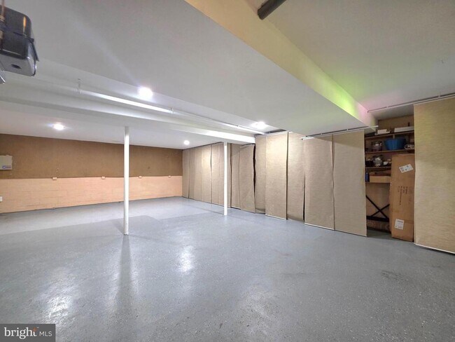 Building Photo - 2215 Collingwood Rd