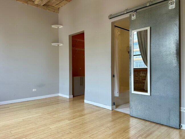 Building Photo - 120 E Cullerton St