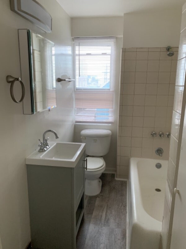 Building Photo - 836 S Park View St