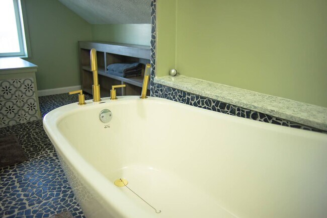 Building Photo - 4174 Cass St