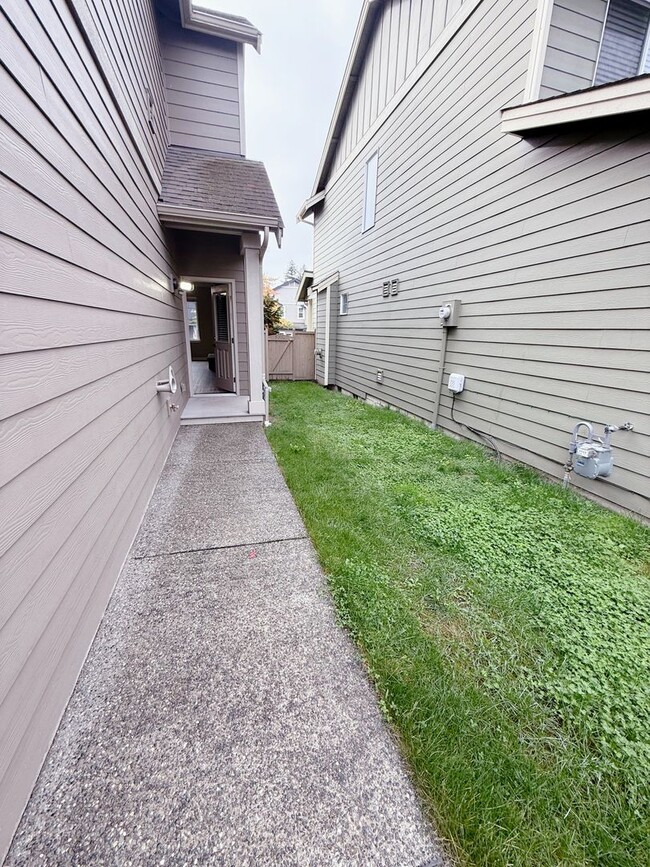 Building Photo - Charming 3bed/2.5 bath House!