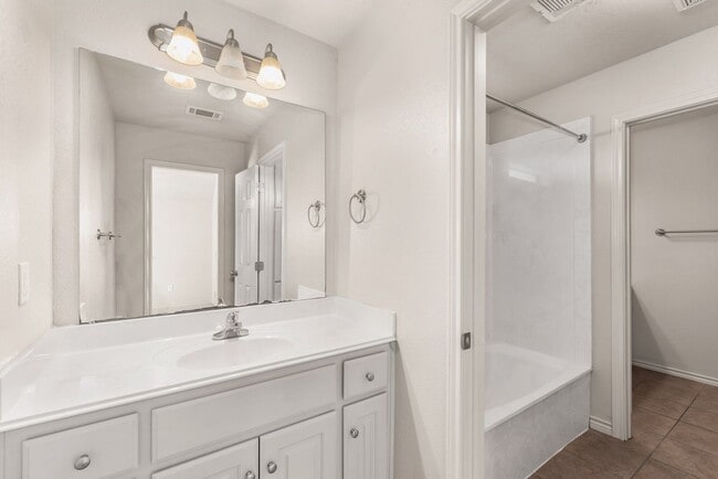 Building Photo - Available August 2026! Charming 4 Bed, 2.5...