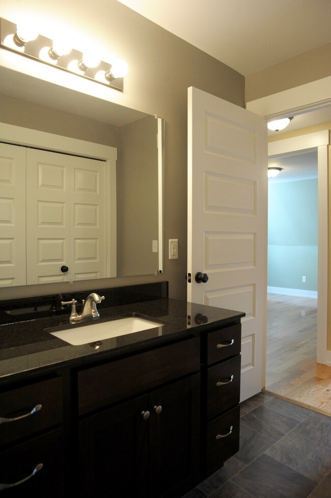 Building Photo - 1424 Sigsbee St SE